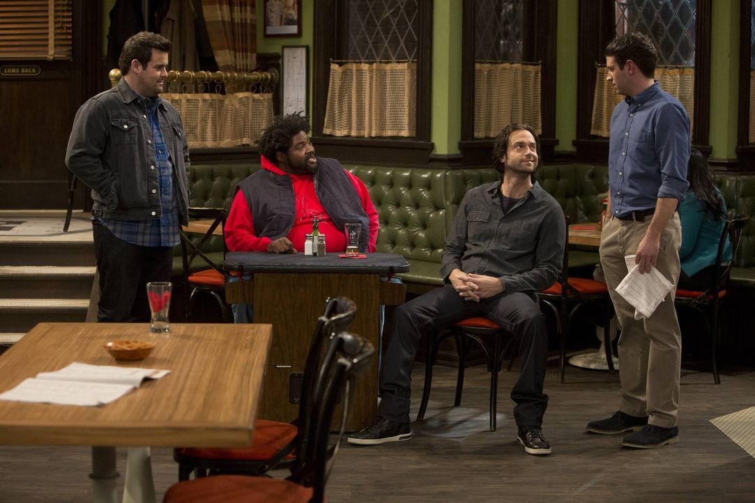 Nach den Nachrichten für Justin (Brent Morin, r.) heißt es trösten: Brett (David Fynn, l.), Shelly (Ron Funches, 2.v.l.) und Danny (Chris D'Elia, 2.... - Bildquelle: Warner Brothers