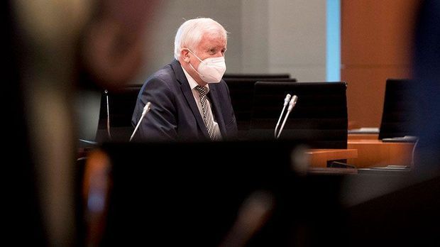 Einreise-Testpflicht: Seehofer kündigt Kontrollen an