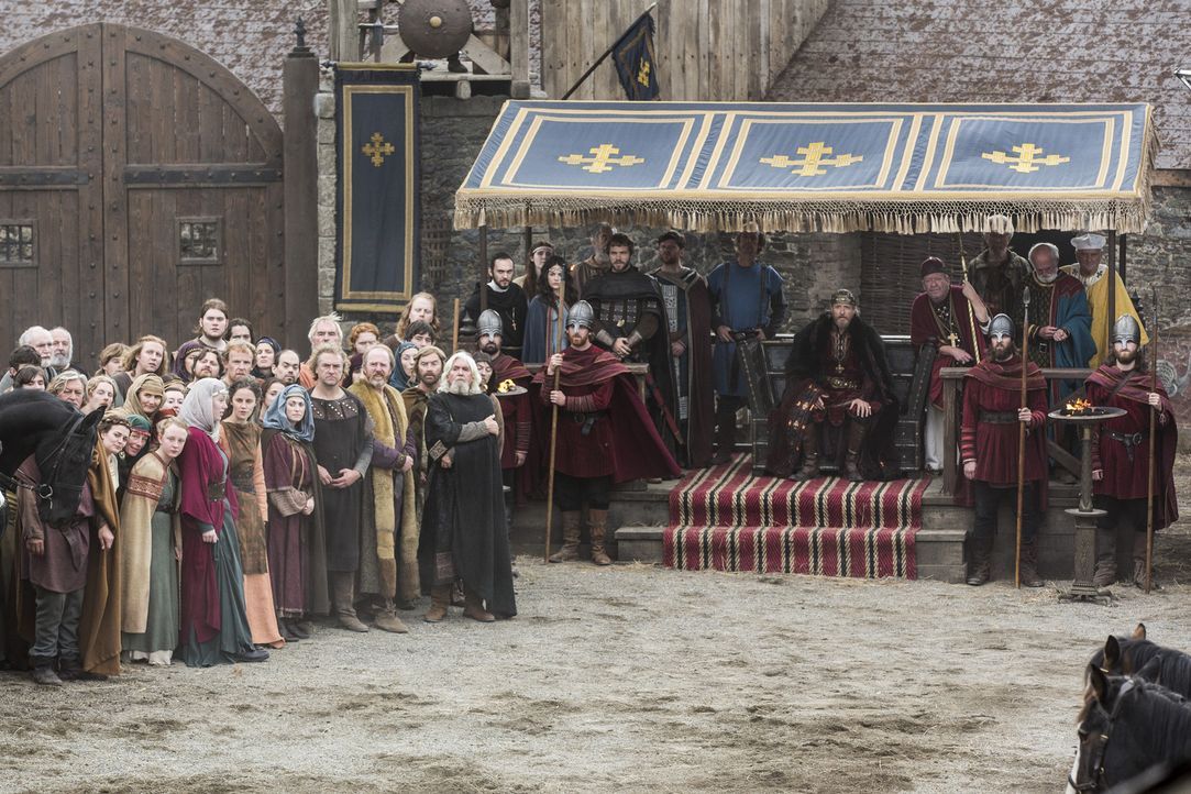 König Ecbert (Linus Roache, sitzend) erwartet Besuch von Prinzessin Kwenthrith. Wird er mit ihr eine neue Allianz eingehen, um seine eigenen Pläne w... - Bildquelle: 2014 TM TELEVISION PRODUCTIONS LIMITED/T5 VIKINGS PRODUCTIONS INC. ALL RIGHTS RESERVED.