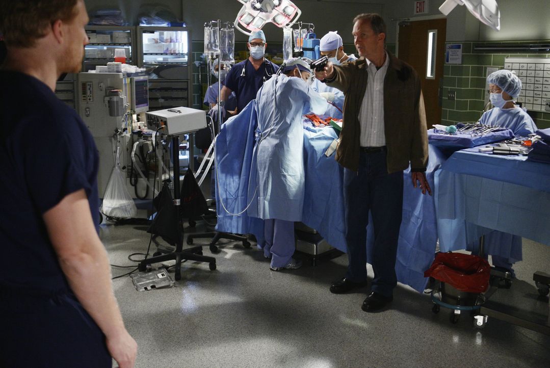 Während Cristina (Sandra Oh, M.) und Jackson (Jesse Williams, 3.v.r.) um das Leben eines Patienten kämpfen, geht Gary Clark (Michael O'Neill, 2.v.r.... - Bildquelle: Touchstone Television