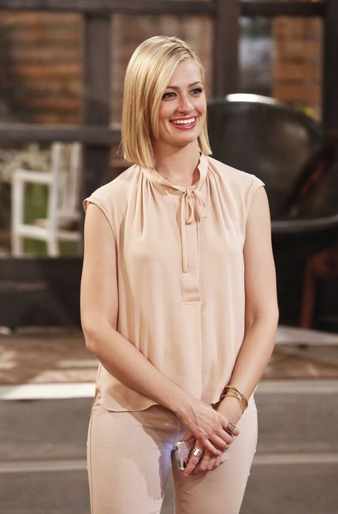 Caroline (Beth Behrs) ist überglücklich, dass ein Hollywoodstar in ihrem Film mitspielen möchte und begleitet Max zum Anwesen ihres Freundes Randy,... - Bildquelle: 2016 Warner Brothers