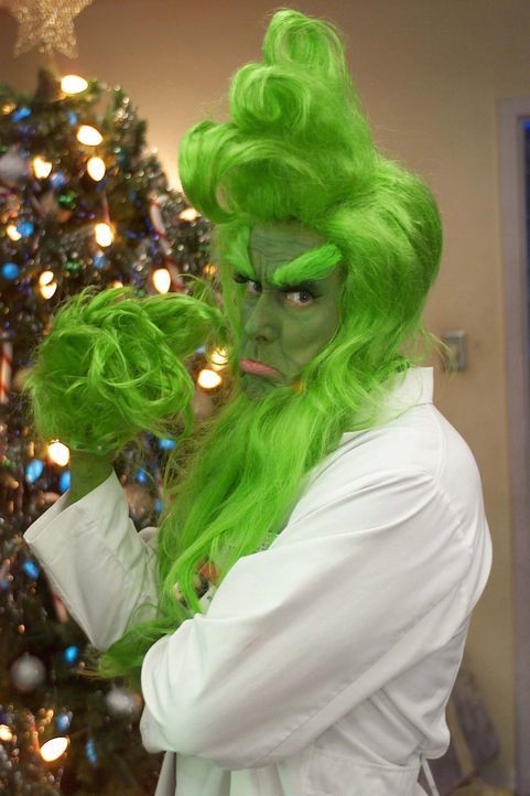 Dr. Cox (John C. McGinley) bemüht sich um eine tolle Weihnachtsstimmung ... - Bildquelle: Touchstone Television