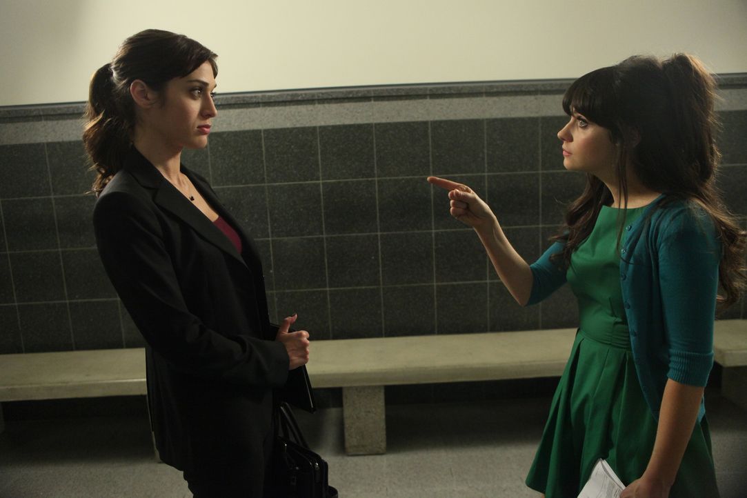 Wird Julia (Lizzy Caplan, l.) Jess (Zooey Deschanel, r.) vor Gericht zur Seite stehen? - Bildquelle: 2012 Twentieth Century Fox Film Corporation. All rights reserved.