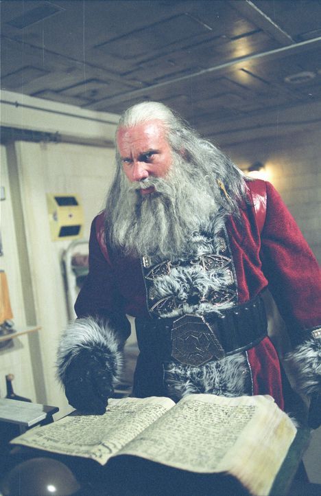 Santa (Bill Goldberg) prügelt und mordet sich durch die Reihen der Bürger einer amerikanischen Kleinstadt: Nun verfolgt er einen 16-jährigen Jung... - Bildquelle: E.M.S. New Media AG