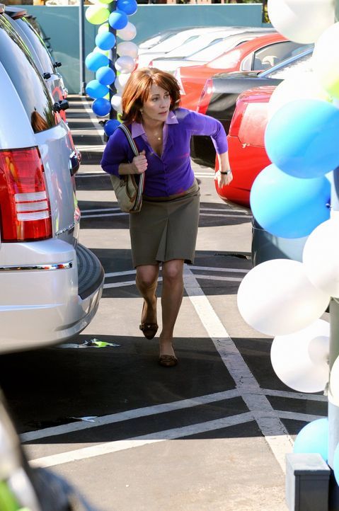 Erlebt ihr blaues Wunder, als ihr ein Auto vor ihren Augen gestohlen wird: Frankie Heck (Patricia Heaton) ... - Bildquelle: Warner Brothers