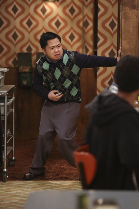 Han Lee (Matthew Moy) scheint die strikte Diät nicht allzu gut zu bekommen. Oder liegt es vielleicht doch am neuen Produkt von Max? - Bildquelle: Warner Brothers