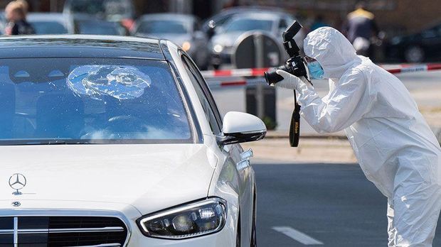 Schüsse auf fahrendes Auto - ein Toter