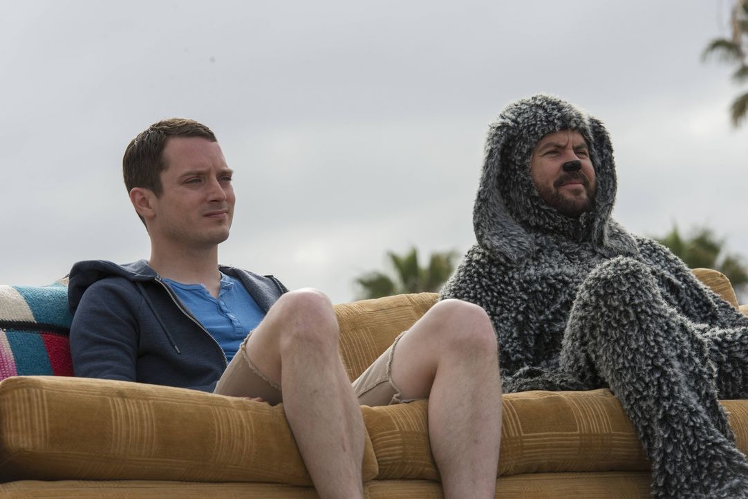 Sollte Wilfred (Jason Gann, r.) nicht bald behandelt werden, verliert ihn Ryan (Elijah Wood, l.) .. - Bildquelle: 2014 Fox and its related entities.  All rights reserved.