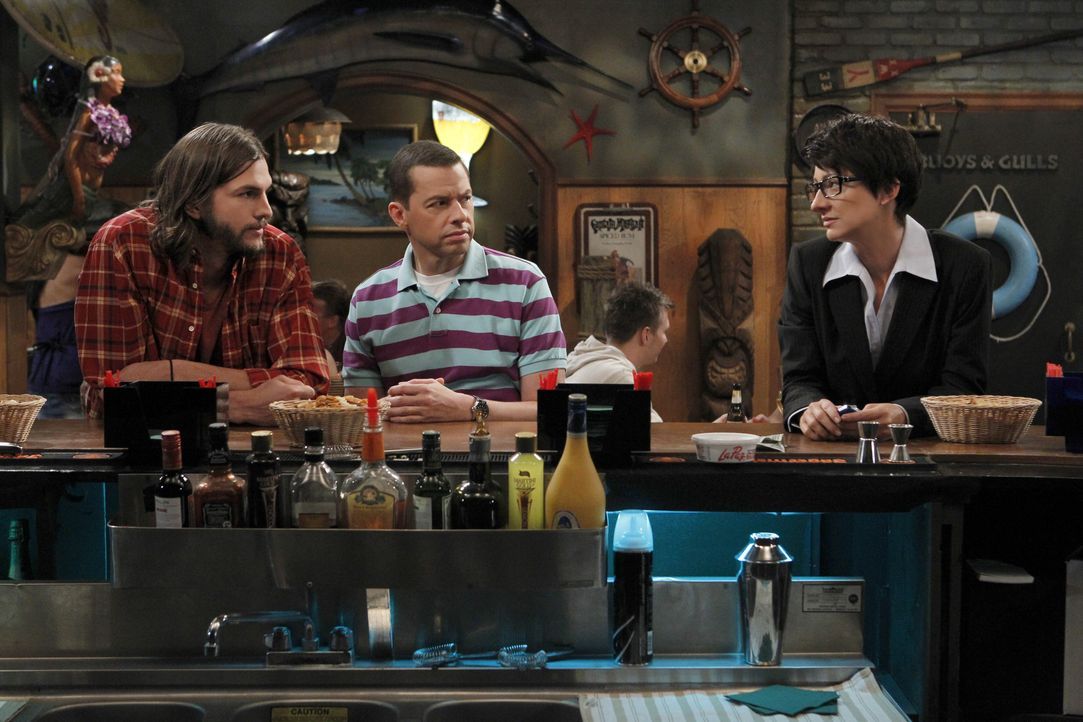 (v.l.n.r.) Walden Schmidt (Ashton Kutcher); Alan Harper (Jon Cryer); Danny (Judy Greer) - Bildquelle: Sonja Flemming 2011 CBS BROADCASTING INC. All Rights Reserved. / Sonja Flemming