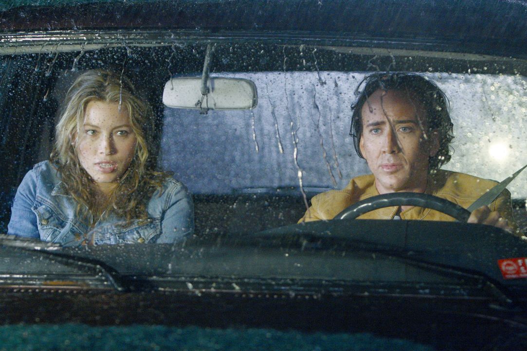 Chris (Nicolas Cage, r.) soll eine Bombe ausfindig machen. Doch die Rettung von acht Millionen Menschen interessiert ihn nicht sonderlich. Wichtiger... - Bildquelle: t   2007 Paramount pictures. All Rights Reserved.