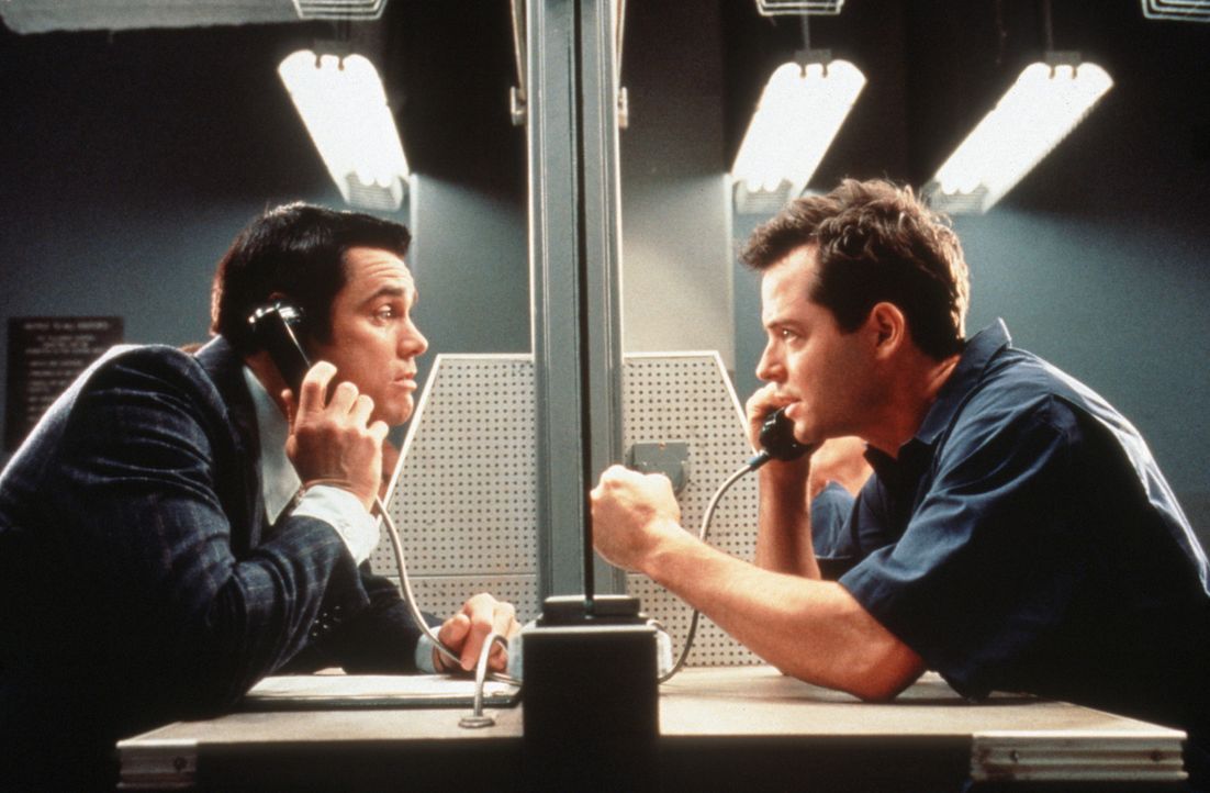 Chips (Jim Carrey, l.) kleine Scherze bringen Steven (Matthew Broderick, r.) ins Gefängnis. Doch als es darum geht, wieder rauszukommen, mimt Chip... - Bildquelle: Columbia TriStar