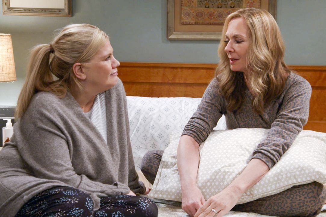 Tammy (Kristen Johnston, l.); Bonnie (Allison Janney, r.) - Bildquelle: Warner Bros. Entertainment, Inc.