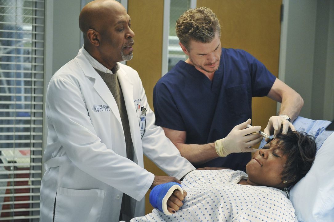 Richard Webbers Frau Adele (Loretta Devine, r.) wird im Krankenhaus von Mark (Eric Dane, M.) behandelt. Bailey vermutet zunächst Tablettenmissbrauc... - Bildquelle: ABC Studios
