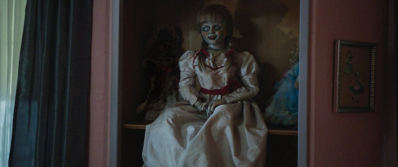 Die Horrorpuppe Annabelle treibt bei John und Mia ihr Unwesen ... - Bildquelle: 2014 Warner Brothers