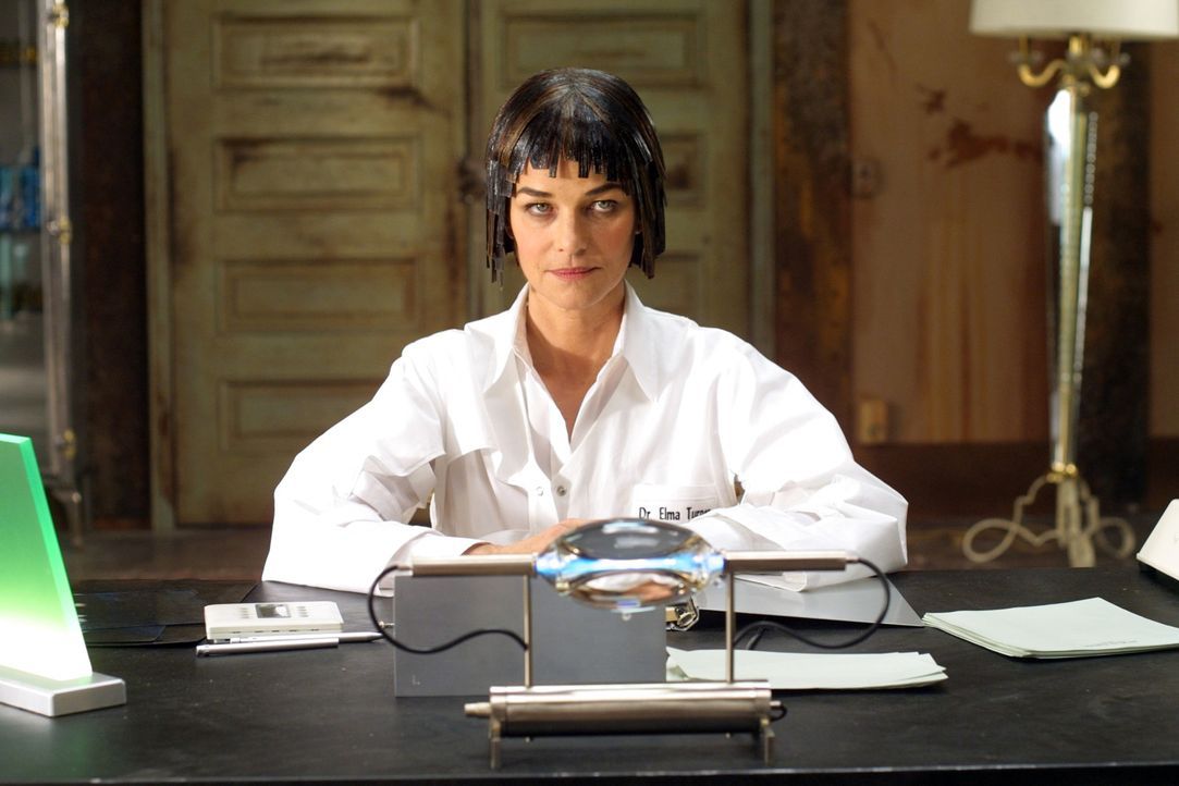 Professorin Elma Turner (Charlotte Rampling) liebt ausgefallene Versuchskaninchen … - Bildquelle: TF1 Films Productions