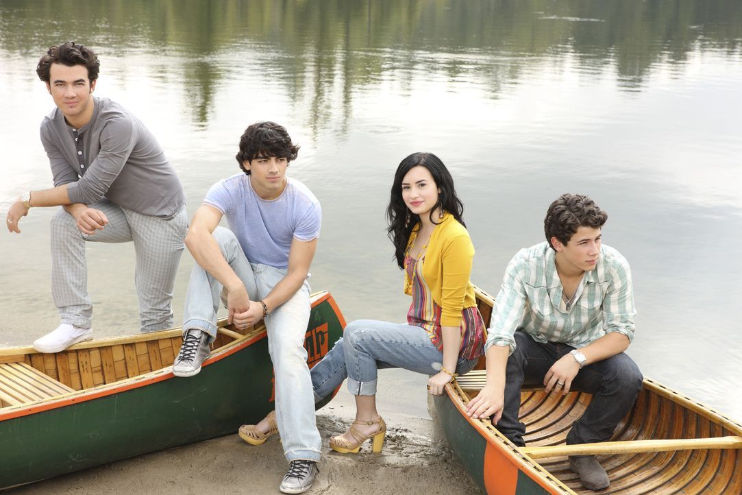 (v.l.n.r.) Jason (Kevin Jonas), Shane (Joe Jonas), Mitchie (Demi Lovato) und Nate (Nick Jonas) wollen erneut den Kids im "Camp Rock" den Spaß an der... - Bildquelle: Disney