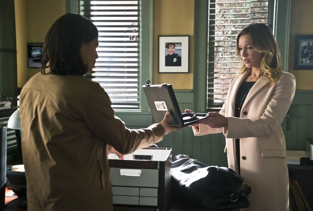 Ist es wirklich die richtige Entscheidung von Cisco (Carlos Valdes, l.), Laurel (Katie Cassidy, r.) zu helfen? - Bildquelle: Warner Brothers.