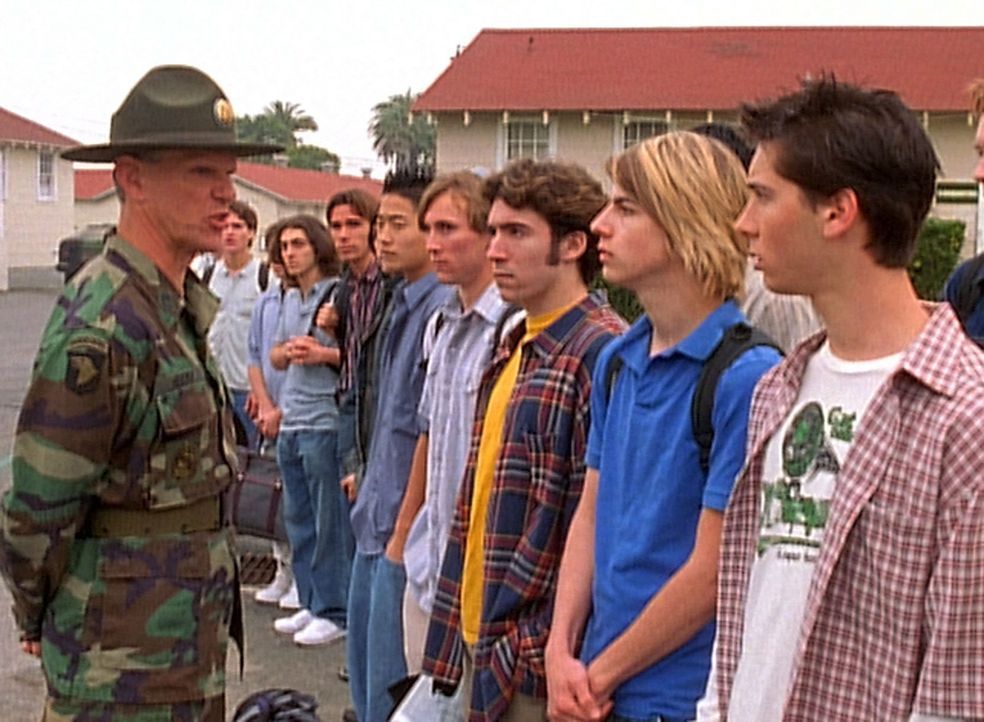 Nachdem Malcolm ihm die Freundin ausgespannt hat, beschließt Reese (Justin Berfield, r.) zur Armee zu gehen. Ob das eine gute Entscheidung ist? - Bildquelle: TM +   2000 Twentieth Century Fox Film Corporation. All Rights Reserved.