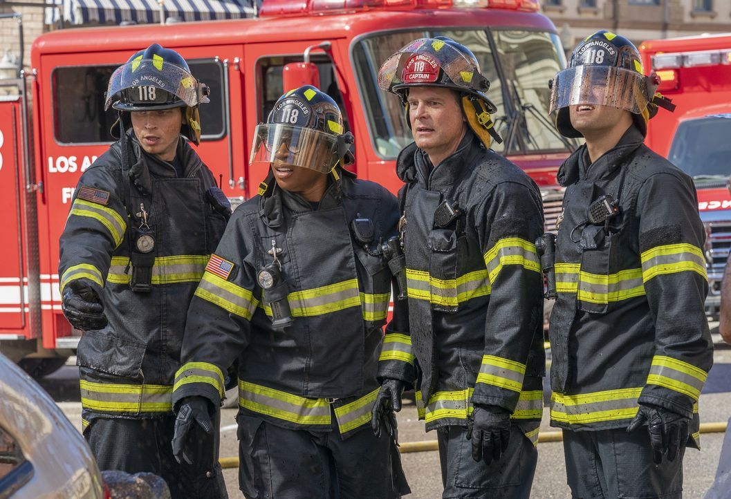 (v.l.n.r.) Evan "Buck" Buckley (Oliver Stark); Henrietta "Hen" Wilson (Aisha Hinds); Bobby Nash (Peter Krause); Eddie Diaz (Ryan Guzman) - Bildquelle: © 2021 Fox Media LLC