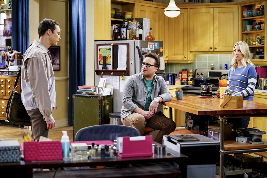 Sheldon (Jim Parsons, l.) trägt seit geraumer Zeit ein Geheimnis mit sich herum und ist froh, als Leonard (Johnny Galecki, M.) und Penny (Kaley Cuoc... - Bildquelle: Warner Bros. Television
