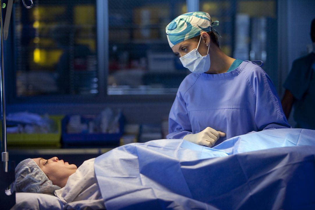 Patty (Amanda Aday, liegend), eine junge Frau, kommt mit Schmerzen zu Addison (Kate Walsh, r.). Sie hatte vor zwei Monaten eine Abtreibung vornehmen... - Bildquelle: ABC Studios