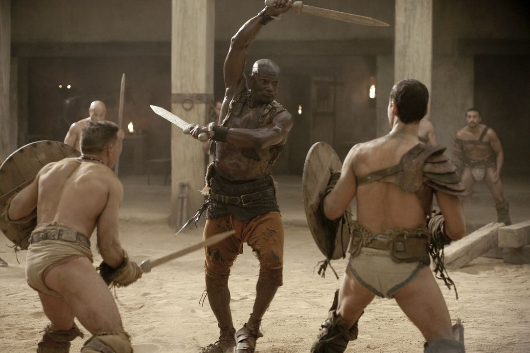 Weil Drago (Peter Mensah, M.) als einziger Gladiator jemals lebend die Arena nach einem Kampf gegen Theokoles verlassen hat, weiß er genau, wie gef... - Bildquelle: 2010 Starz Entertainment, LLC