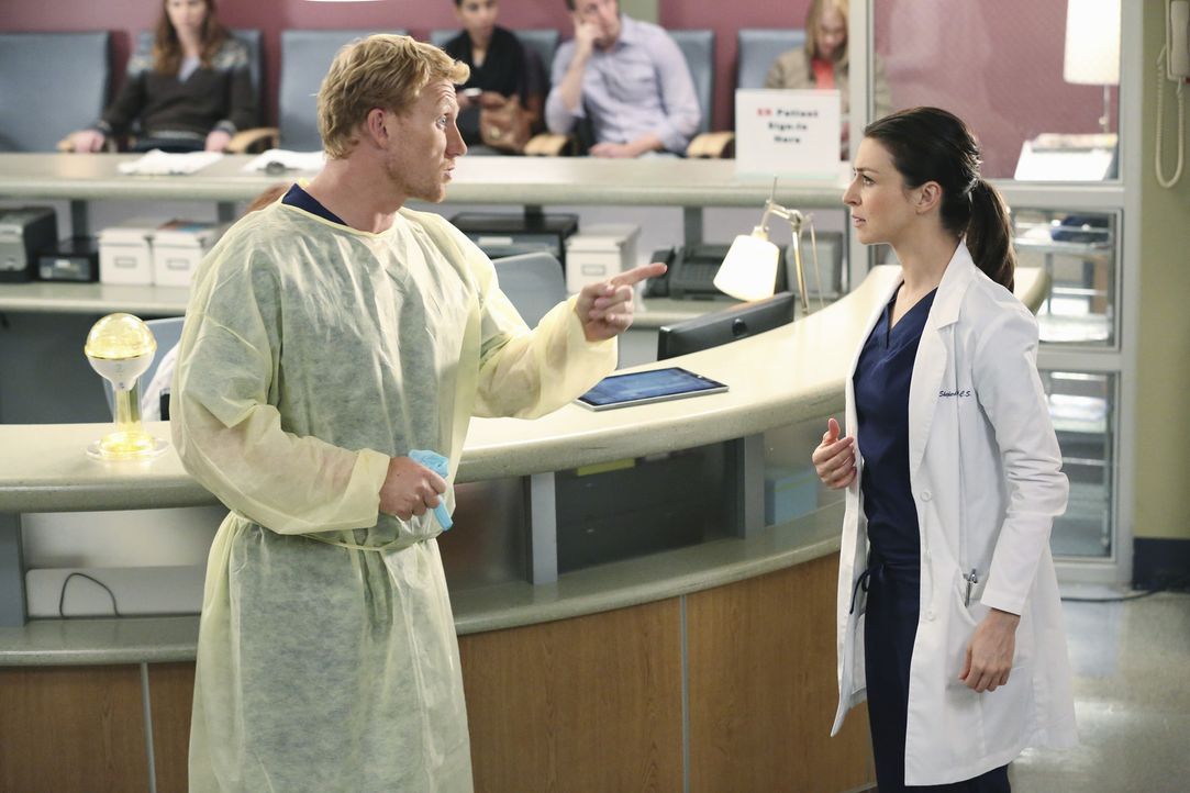 Owen (Kevin McKidd, l.) will Amelia (Caterina Scorsone, r.) aus der Bredouille helfen, um sie als Ärztin nicht zu verlieren. Doch die junge Frau ver... - Bildquelle: ABC Studios