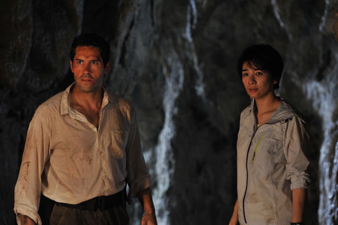 Im Visier einer riesigen Bestie: Zoologe Travis Preston (Scott Adkins, l.) und Dr. Lan Zeng (Yi Huang, r.) ...