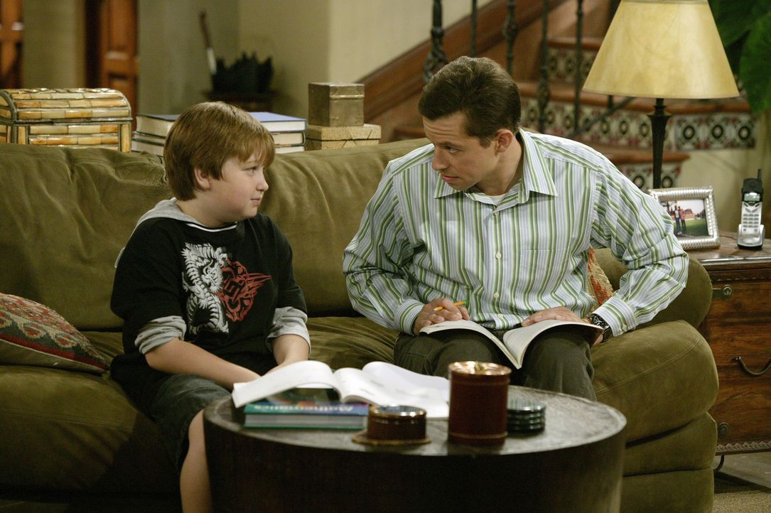 Während Alan (Jon Cryer, r.) seinem Sohn Jake (Angus T. Jones, l.) vermitteln möchte, dass es sinnvoll ist seine Hausaufgaben gleich Freitags zu e... - Bildquelle: Warner Brothers Entertainment Inc.