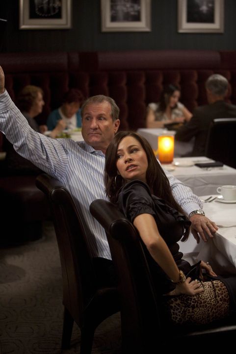 Jay Pritchett (Ed O'Neill, l.); Gloria Delgado-Pritchett (Sofía Vergara, r.) - Bildquelle: © 2011 Twentieth Century Fox Film Corporation. All rights reserved.