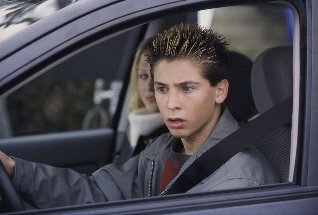 Reese (Justin Berfield, r.) kann kaum glauben, was er da im Rückspiegel sieht. Jackie (Rheagan Wallace, l.) kann sich das Lachen nicht mehr verknei... - Bildquelle: TM +   Twentieth Century Fox Film Corporation. All Rights Reserved.