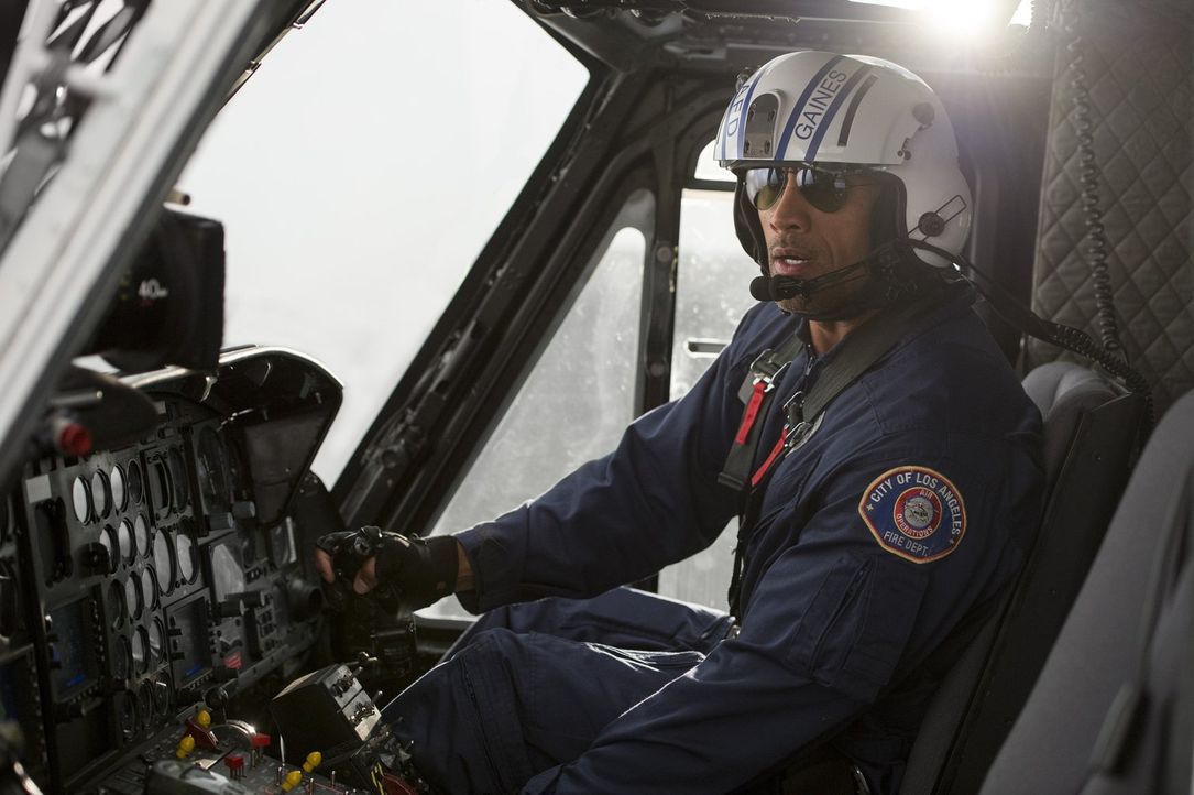 Der Rettungsflieger Raymond Gaines (Dwayne Johnson) wird nach Kalifornien beordert, nachdem das Auseinanderdriften des San-Andreas-Grabens ein stark... - Bildquelle: 2014 Warner Bros. Entertainment Inc.