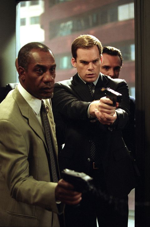 Als Michael Jennings versucht, die vergangenen drei Jahre seines Lebens zu rekonstruieren, kommen ihm ganz schnell Agent Klein (Michael Hall, r.) un... - Bildquelle: 2003 by Dreamworks Productions LLC and Paramount Pictures Corporation. All rights reserved.