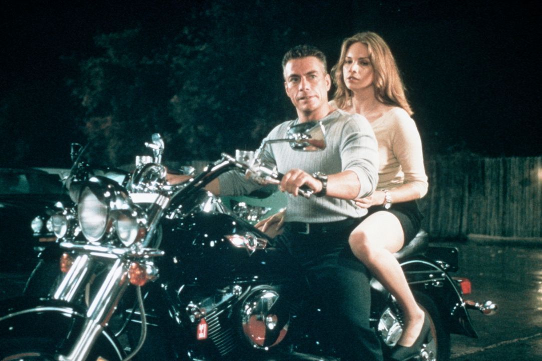 Luc (Jean-Claude Van Damme, l.) und die schöne Erin (Heidi Schanz, r.) finden in dem verrückt gewordenen S.E.T.H. einen starken Gegner ... - Bildquelle: Columbia TriStar Film GmbH