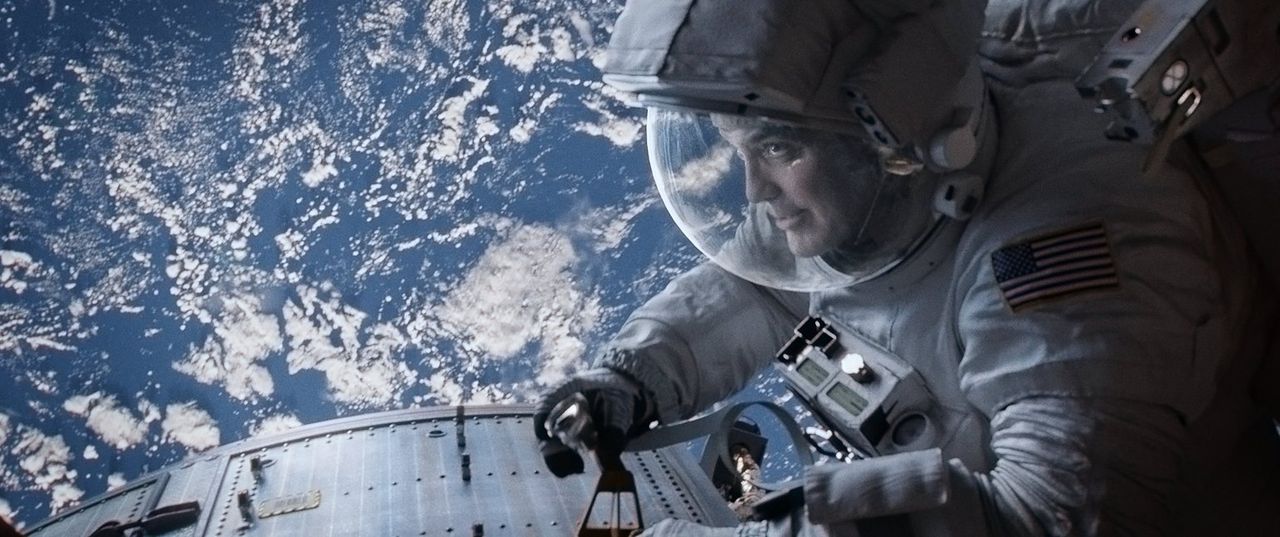 130 Stunden im Weltraum spazieren gehen und einen Rekord brechen: Diesen Traum möchte sich der erfahrene Astronaut Matt (George Clooney) auf seiner... - Bildquelle: Warner Brothers