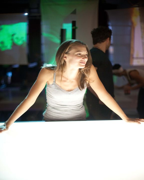Die anderen Bewohner des Mietshauses scheinen zunächst alle sehr freundlich zu sein, doch dann beobachtet Jessica (Austin Highsmith) grausame Todesf... - Bildquelle: 2009 by PARAMOUNT PICTURES CORPORATION. All Rights Reserved.