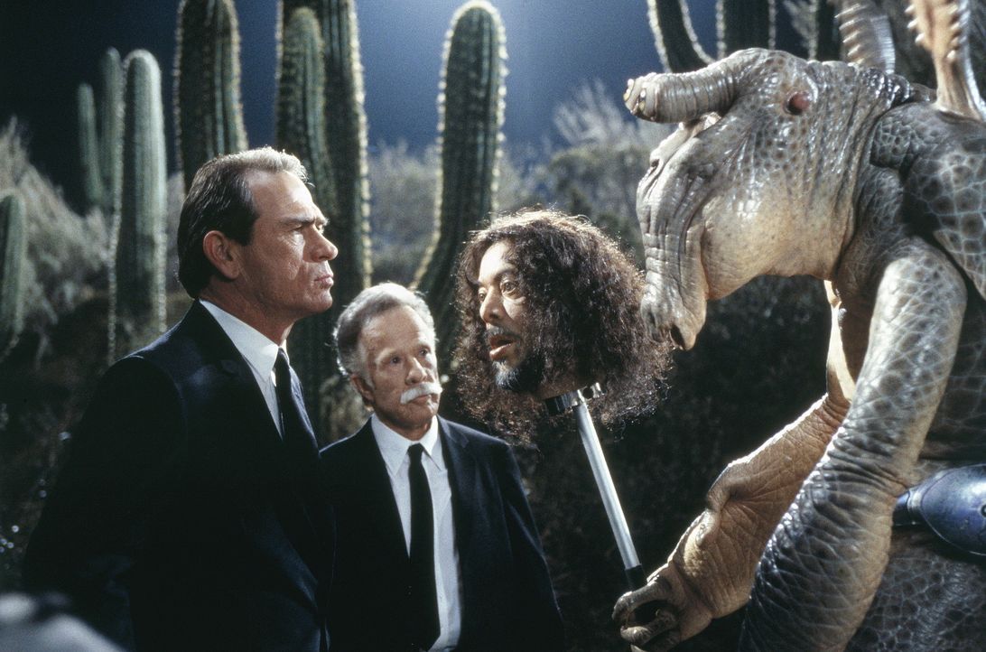 Gute Aliens, böse Aliens: Agent K (Tommy Lee Jones, l.) findet sie alle ... - Bildquelle: Columbia TriStar