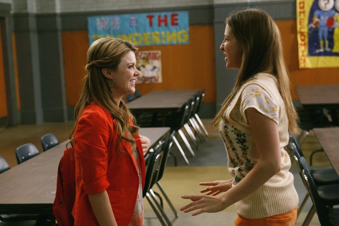 Sue (Eden Sher, r.) freut sich riesig, dass sie im neuen Schuljahr Mentorin für die Neuntklässlerin Jenna (Bailey De Young, l.) sein darf und hat sc... - Bildquelle: Warner Brothers