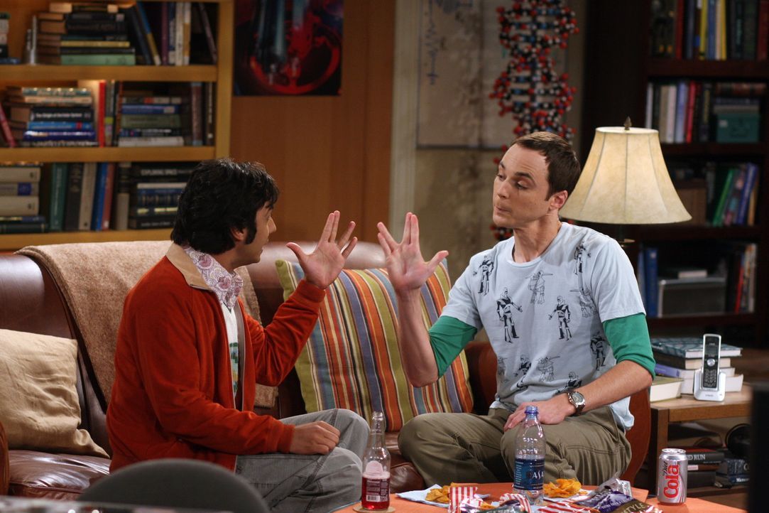 Sheldon (Jim Parsons, r.) und Raj (Kunal Nayyar, l.) können sich nicht einigen, welchen Science-Fiction-Film sie sich ansehen wollen und spielen de... - Bildquelle: Warner Bros. Television