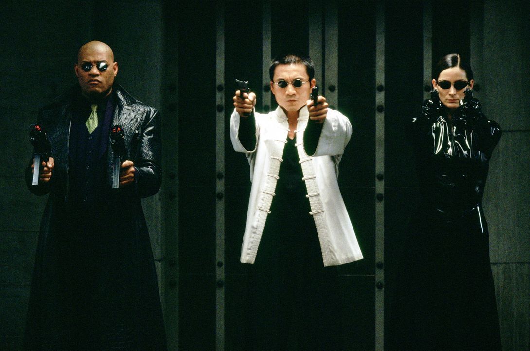 Weil Neo nach wie vor im Koma liegt, machen sich Morpheus (Laurence Fishburne, l.), Trinity (Carrie-Anne Moss, r.) und Seraph (Collin Chou, M.) auf... - Bildquelle: Warner Bros.