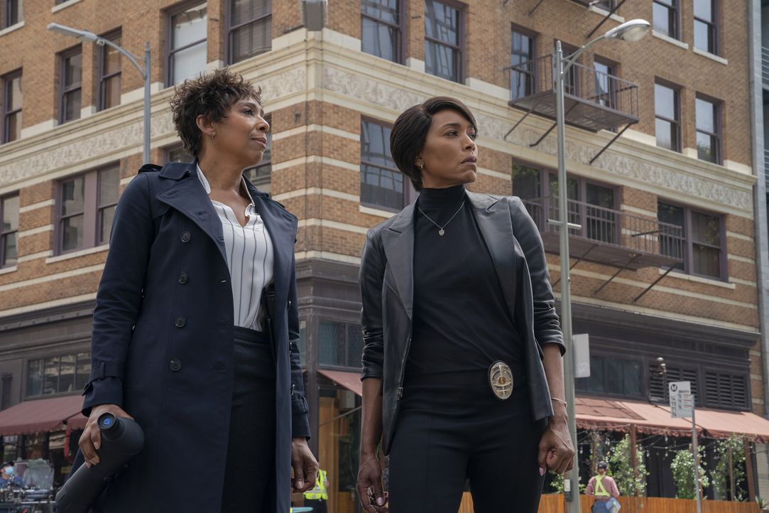 Danvers (Dawnn Lewis, l.); Athena Grant (Angela Bassett, r.) - Bildquelle: Jack Zeman © 2021 Fox Media LLC / Jack Zeman