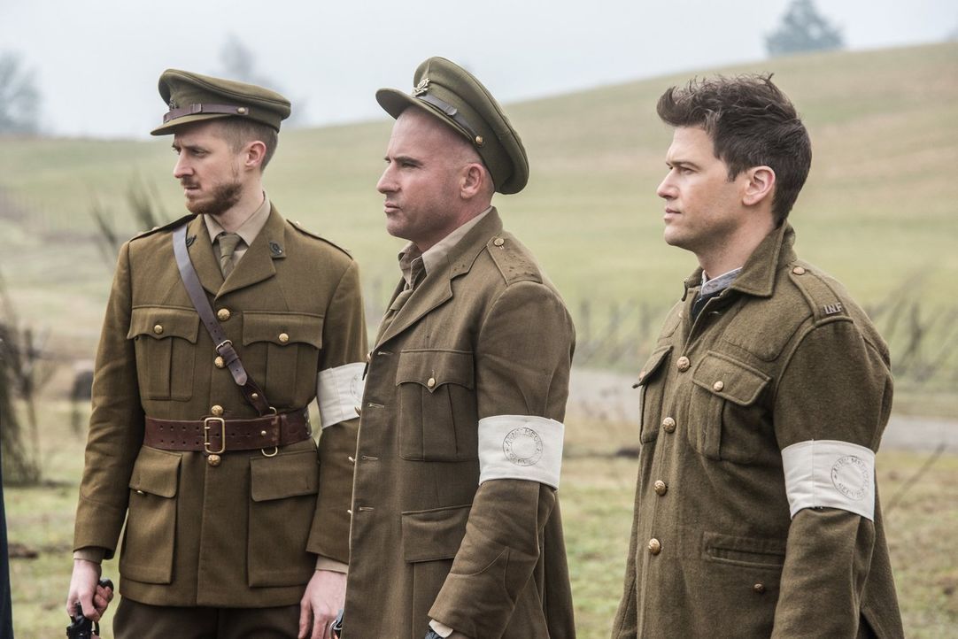 Zurück im Jahre 1916 wollen Rip (Arthur Darvill, l.), Mick (Dominic Purcell, M.) und Nate (Nick Zano, r.) verhindern, dass die Legion des Bösen jema... - Bildquelle: Warner Brothers