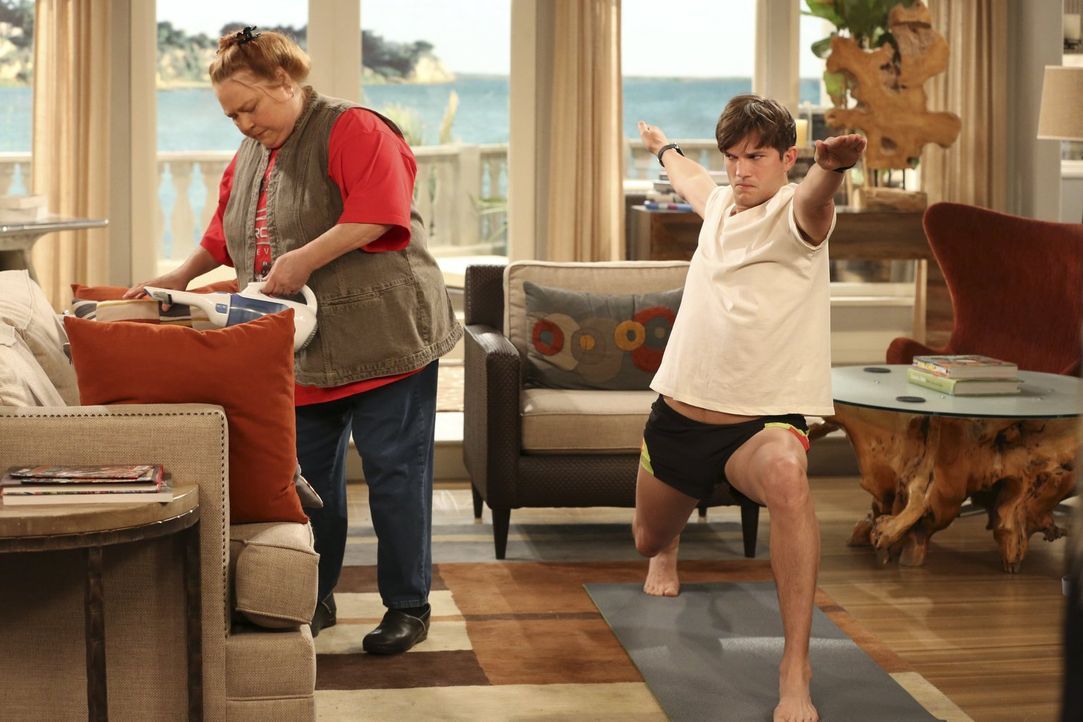 Walden (Ashton Kutcher, r.) möchte nichts lieber als seine Ruhe beim Yoga - doch er hat nicht mit Berta (Conchata Ferrell, l.) gerechnet ... - Bildquelle: Warner Brothers