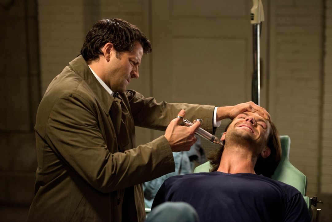 Castiel (Misha Collins, l.) entdeckt in den Unterlagen der Männer eine Methode, mit der man angeblich einen Engel aufspüren kann. Doch dafür braucht... - Bildquelle: 2013 Warner Brothers