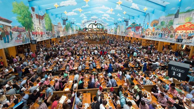 Wiesn im Sommer? Das denken Deutsche über früheres Oktoberfest