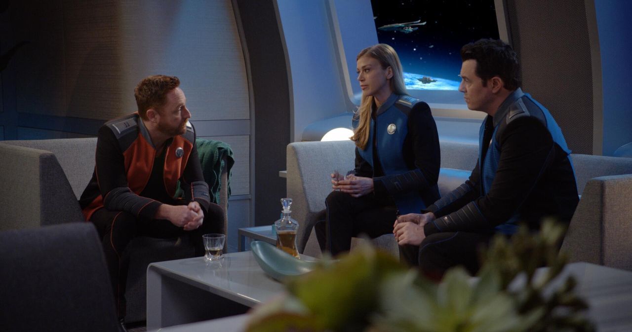 (v.l.n.r.) Lieutenant Gordon Malloy (Scott Grimes); Commander Kelly Grayson (Adrianne Palicki); Captain Ed Mercer (Seth MacFarlane) - Bildquelle: © 2020 Twentieth Century Fox Film Corporation. All rights reserved.