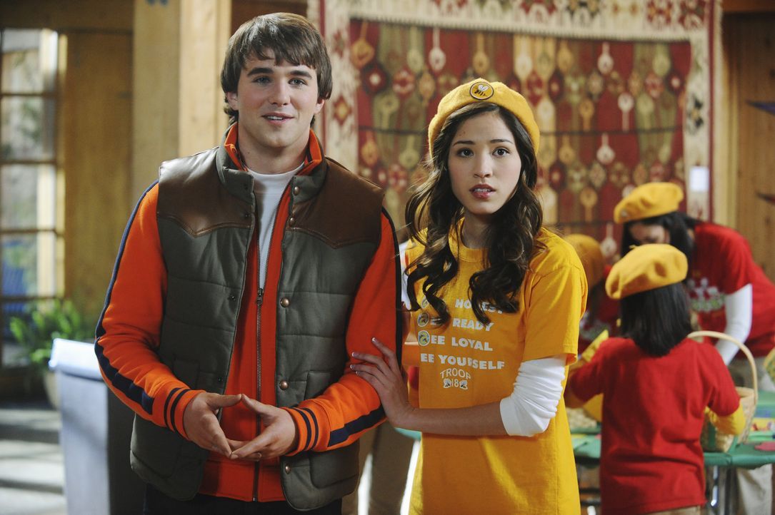 Als die Chef-Pfadfinderin Alex (Hutch Dano, l.) und seine Bienchen wegen seines Outfits vom Camp ausschließen will, hat Matisse (Kelsey Chow, r.) e... - Bildquelle: Disney