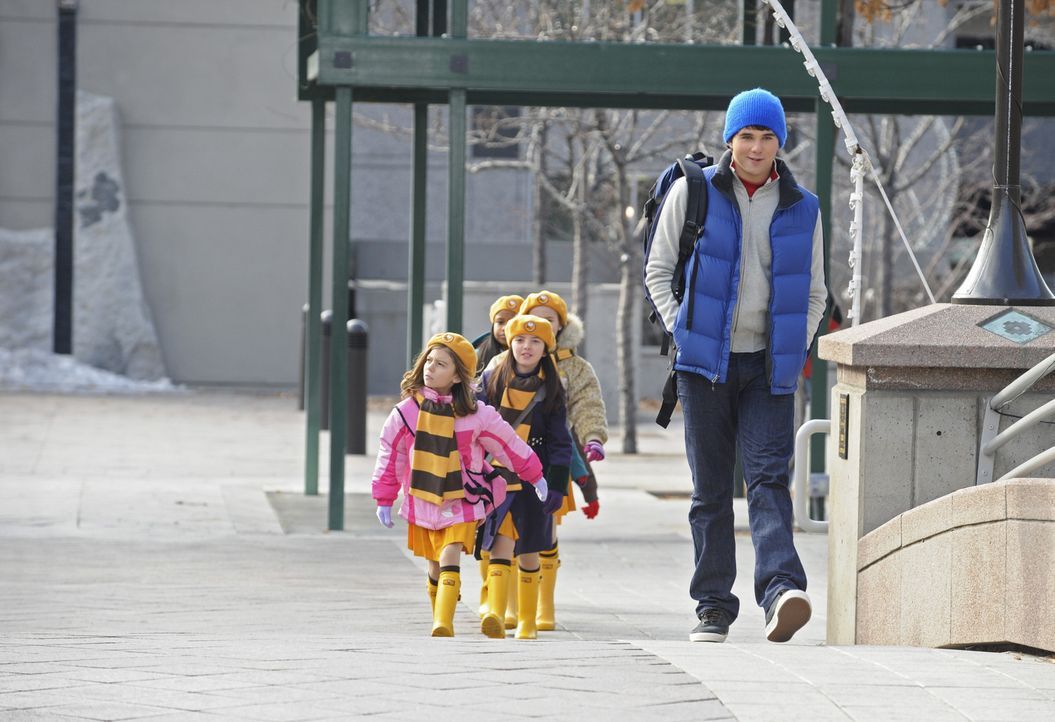 Weil die Leiterin der Pfadfindertruppe seiner kleinen Schwester Emily (Genevieve Hannelius, l.) ausfällt, springt Alex (Hutch Dano, r.) ein. Sofort... - Bildquelle: Disney