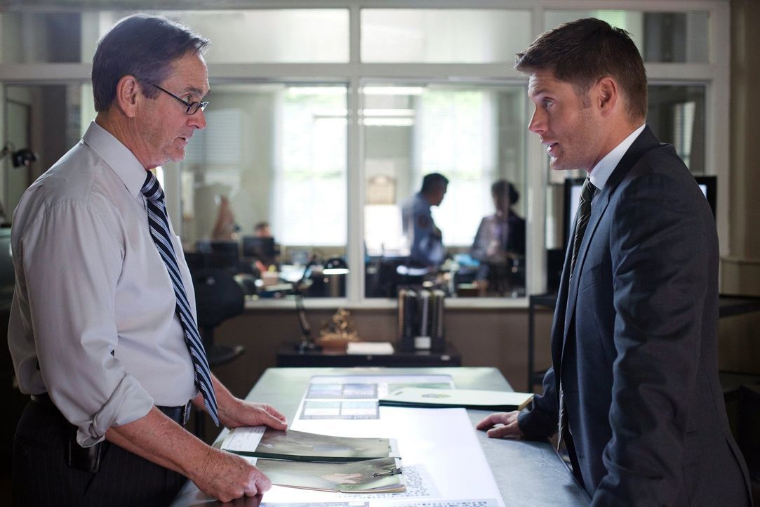 Die neuesten Vorkommnisse stellen Detektive Pike (Alan Ackles, l.) vor ein Rätsel, doch auch Dean (Jensen Ackles, r.) ahnt noch nicht, mit welchen M... - Bildquelle: Warner Bros. Television