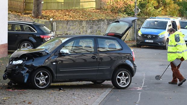 Auto rast in Schülergruppe - Ein Kind tot